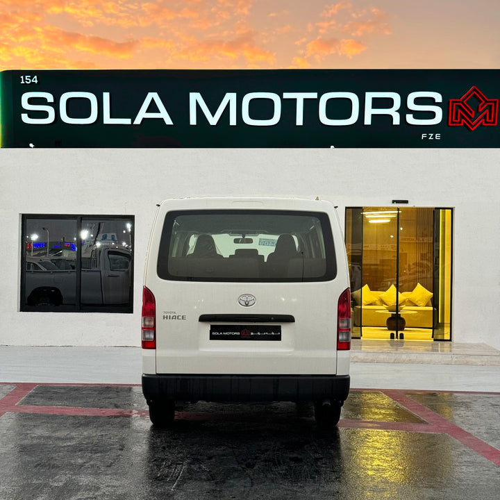 TOYOTA HIACE 3.0L DLX 15-STR S/R MID M/T DSL 2024